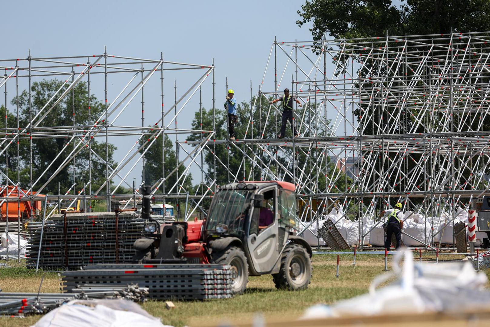 Ovoga puta, kako teku radovi snimili su Pixsellovi fotoreporteri, a na fotografijama se može vidjeti kako napreduje postavljanje pozornice koje će biti visine kao zgrada s 12 katove te će biti površine 1500 četvornih metara.
