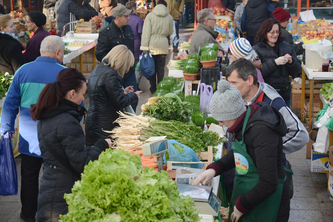 24.12.2015., Sisak - Brojne sisacke domacice prijepodne su provele na Gradskoj trznici kupujuci namirnice za blagdanska jela kojima ce razveseliti ukucane.  Photo: Nikola Cutuk/PIXSELL