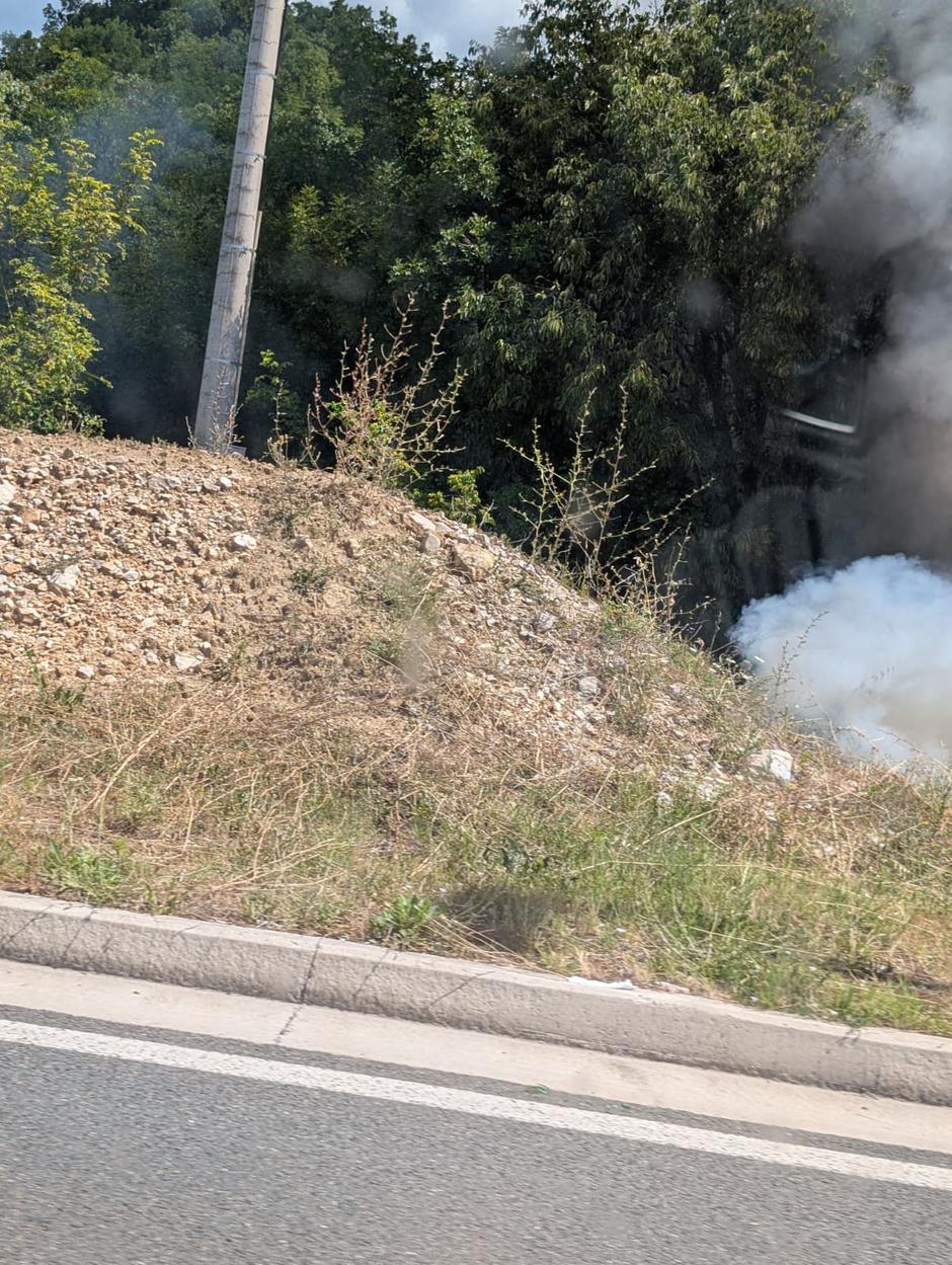 zapalilo se vozilo između Mostara i Širokog Brijega.