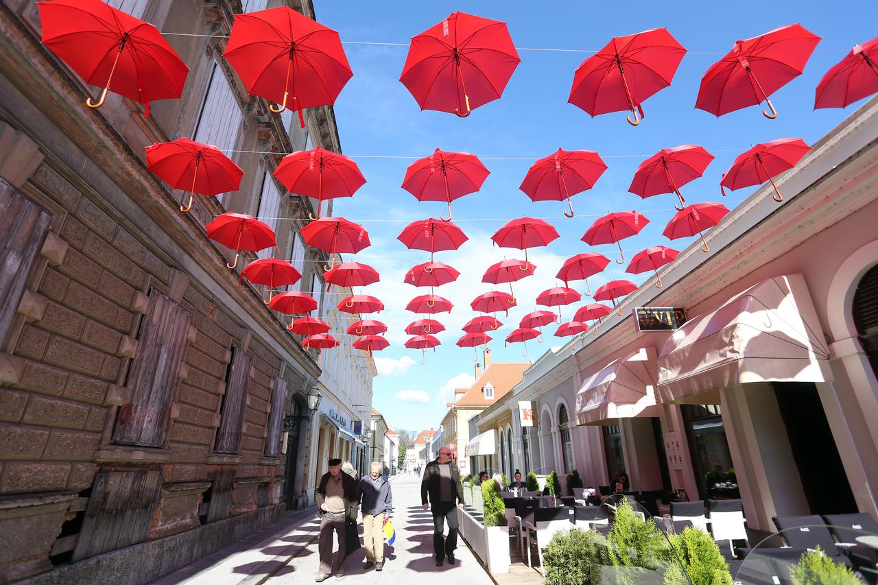 10.03.2017.,  Karlovac - Karlovacki ugostitelj, vlasnik kafica VIP u Radicevoj ulici postavio je iznad ulice 48 crvenih kisobrana kako bi ozivio ovu uspavanu ulicu u sredistu grada.  Photo: Kristina Stedul Fabac/PIXSELL