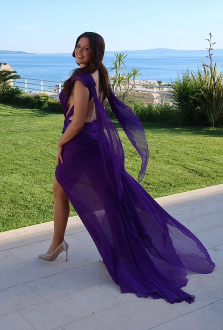 Posebnu je pozornost privukla fotografijom u maturalnoj haljini koju je kreirala poznata hrvatska dizajnerica Matija Vuica. Vuica je istaknula da Diva Marija obožava ljubičastu boju, te da joj njezina kreacija savršeno pristaje. 