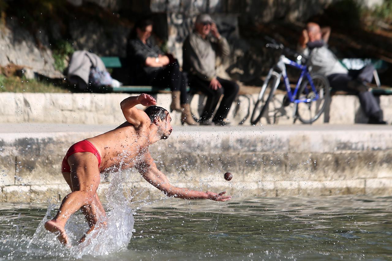 25.11.2015., Split - Prekrasan suncan jesenski dan gradjani iskoristili za setnju i picigin na Bacvicama.  Photo: Miranda Cikotic/PIXSELL
