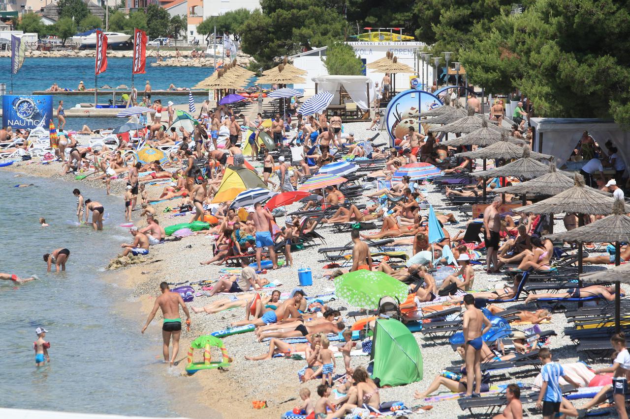 05.07.2014., Vodice - Velike vrucine napunile su plaze do posljednjeg mjesta. Plaza hotela Olympia u Vodicama prednjaci po kvaliteti i broju kupaca.  Photo: Dusko Jaramaz/PIXSELL