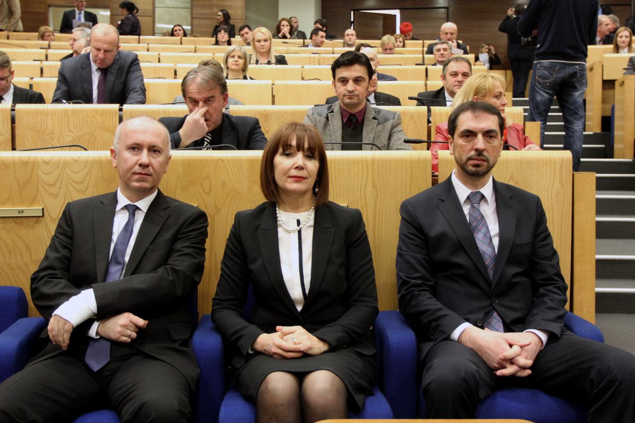 SARAJEVO, 9. februara (FENA) - Dom naroda Parlamenta Federacije Bosne i Hercegovine, prihvatio je, glasajući u cjelini na današnjoj sjednici, zajedničku listu kandidata za novog predsjednika FBiH i dvoje potpredsjedavajućih, ali kada je glasano pojedinačn