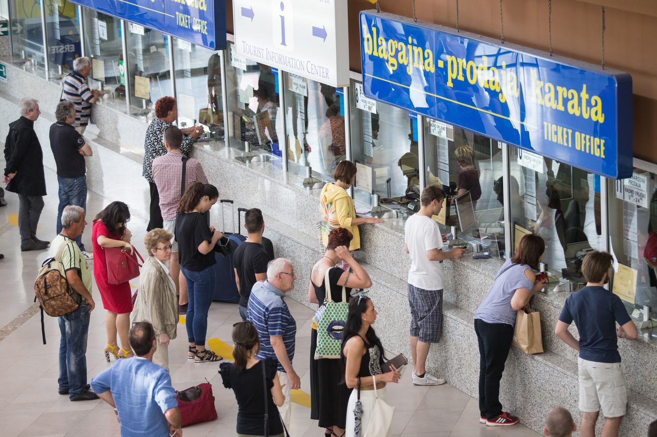 21.06.2016., Zagreb -  Autobusni kolodvor Zagreb. Putnici cekaju u redu ispred blagajne. Photo: Davor Puklavec/PIXSELL