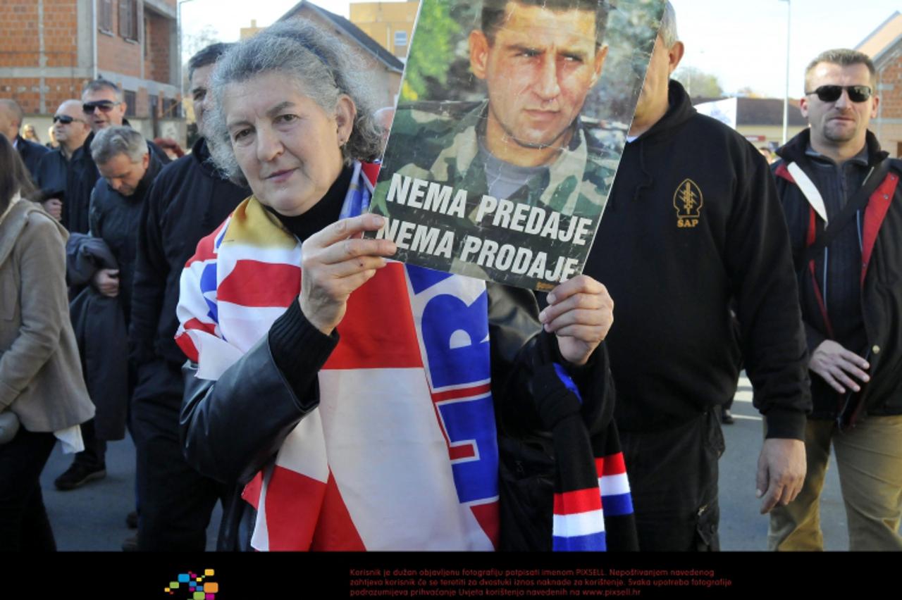'18.11.2012., Vukovar - Krizni put - Kolonu sjecanja na Dan sjecanja na zrtvu Vukovara 1991.-2012. predvode pripadnici Hrvatskih ratnih vojnih invalida Domovinskog  rata grada Vukovara i ostali branit