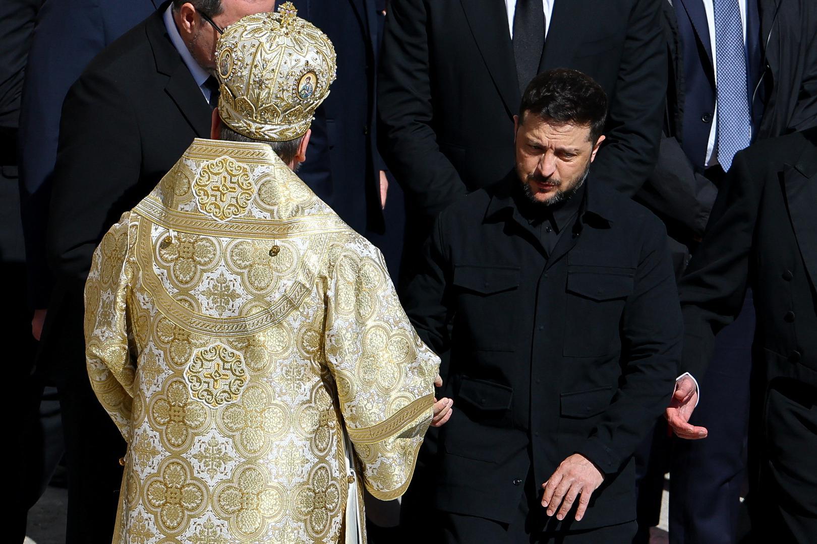 Ovaj prizor iznenadio je mnoge, s obzirom na to da je ukrajinski predsjednik protekle tri godine dosljedno nosio vojnu odoru, pa čak i prilikom najvažnijih međunarodnih susreta.
