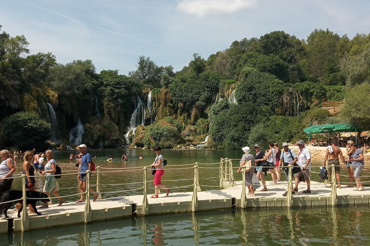 kravice, turisti