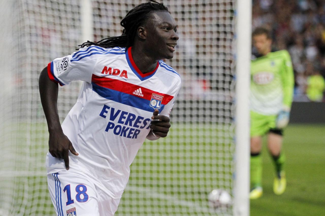 'Olympique Lyon\'s Bafetimbi Gomis celebrates with team mates after scoring against Girondins Bordeaux during their French Ligue 1 soccer match at the Gerland stadium in Lyon September 24, 2011.  REUT