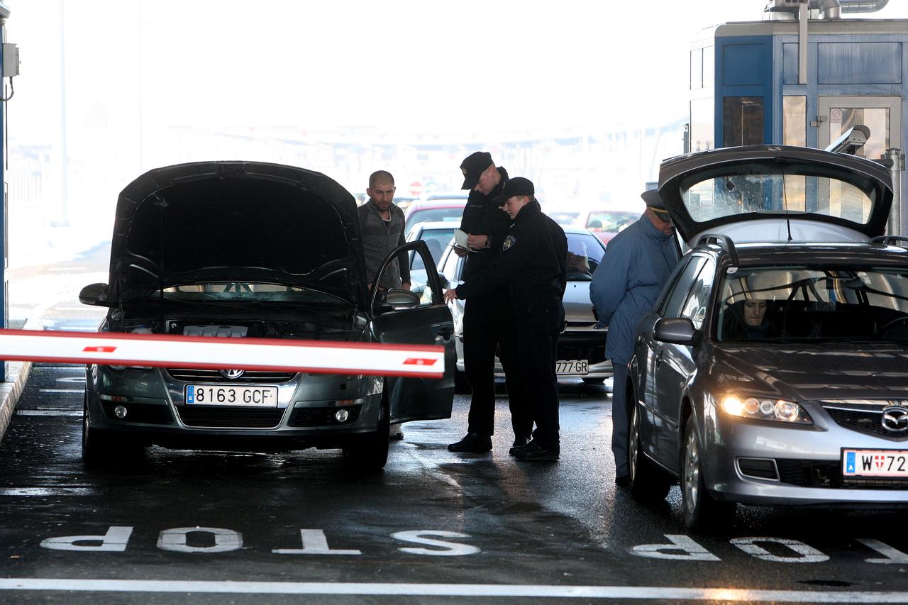 10.12..2010.,Bregana - Granicni prijelaz Bregana. Hrvatsko-Slovenska granica. Photo: Boris Scitar/PIXSELL