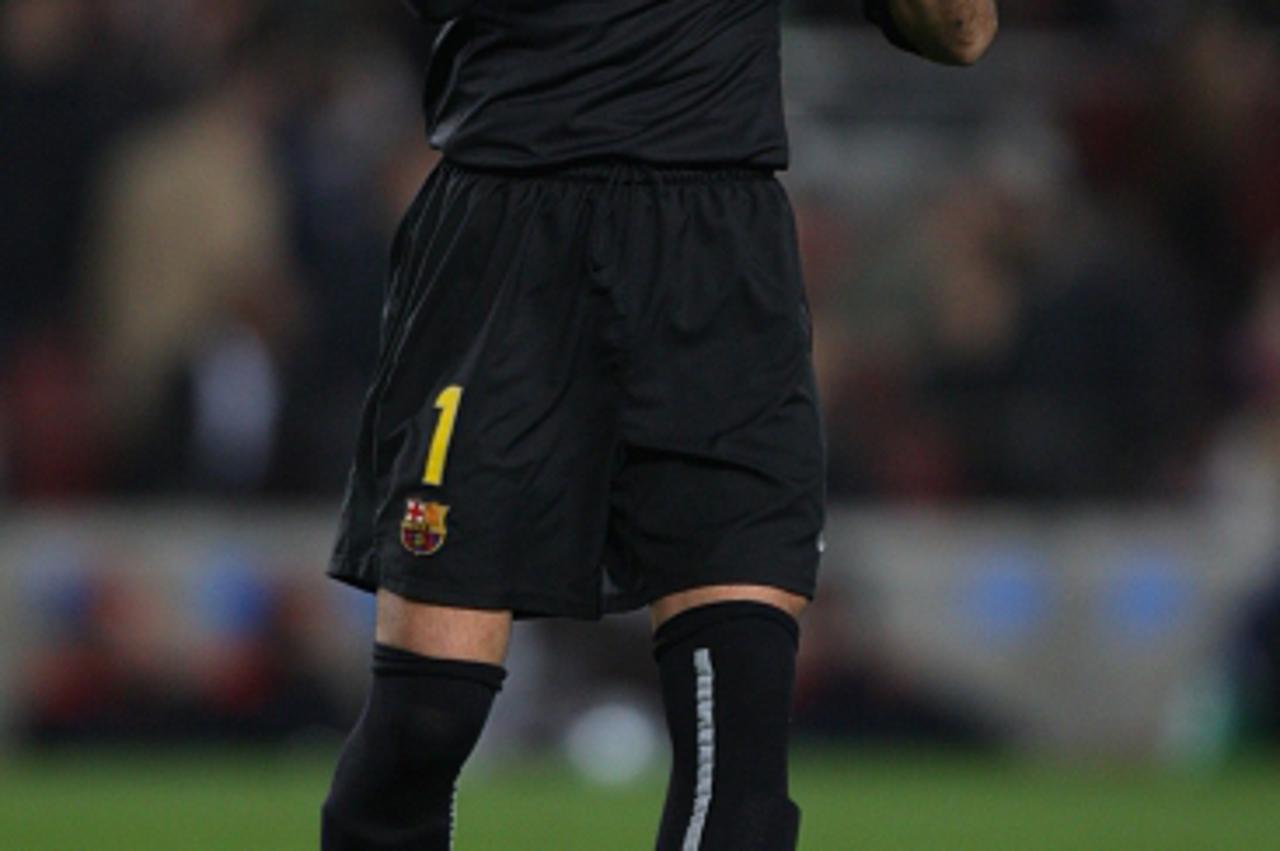 'Soccer - UEFA Champions League - Semi Final - First Leg - Barcelona v Chelsea - Nou Camp Barcelona\'s Victor Valdes shouts instructions.'