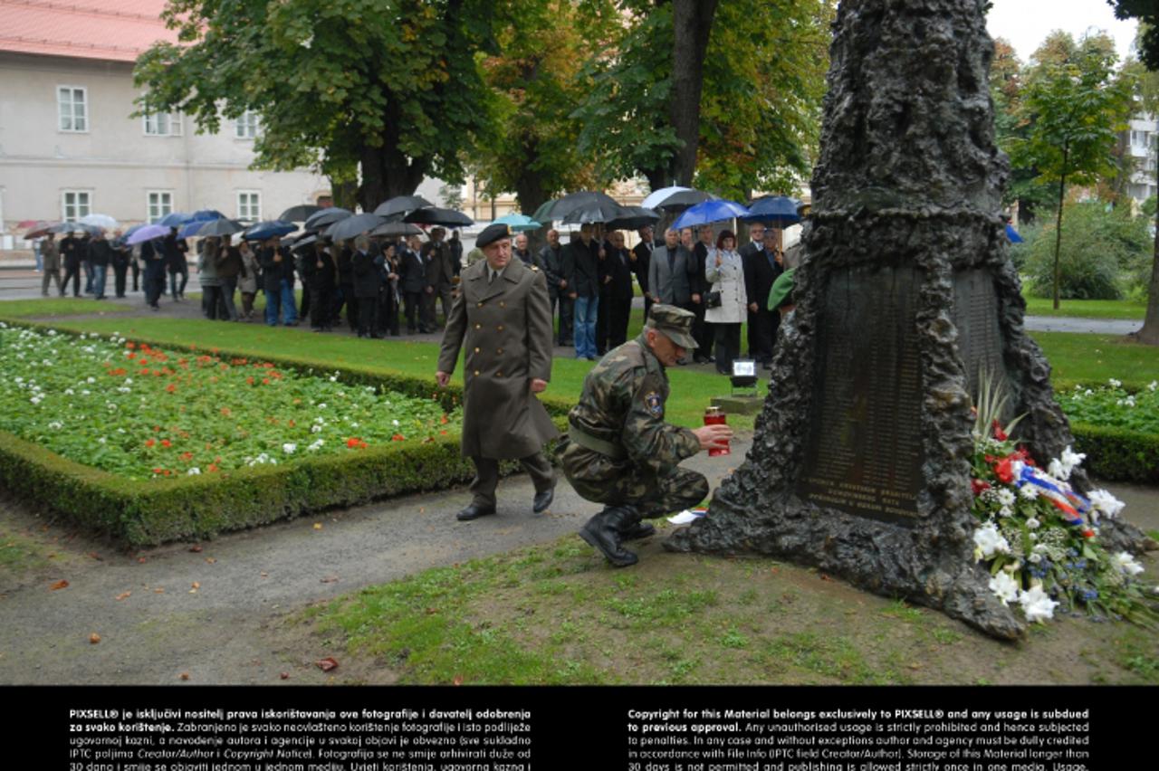 '29.09.2013., Bjelovar - Svecanost obiljezavanja Dana grada Bjelovara i Dana hrvatskih branitelja pocela je polaganjem vijenaca na spomen-obiljezju palim hrvatskim braniteljima na Trgu Eugena Kvaterni