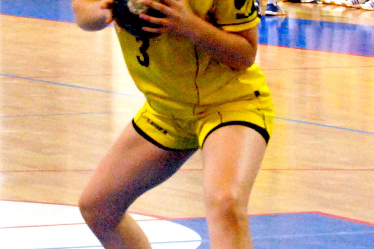 Grude, 5.6.2016. Zavrsnica juniorskog prvenstva BiH Najbolja igracica prvenstva Nikolina Cutura izvodi sedmerac protivb Doboja Snimio: Miljenko Karacic