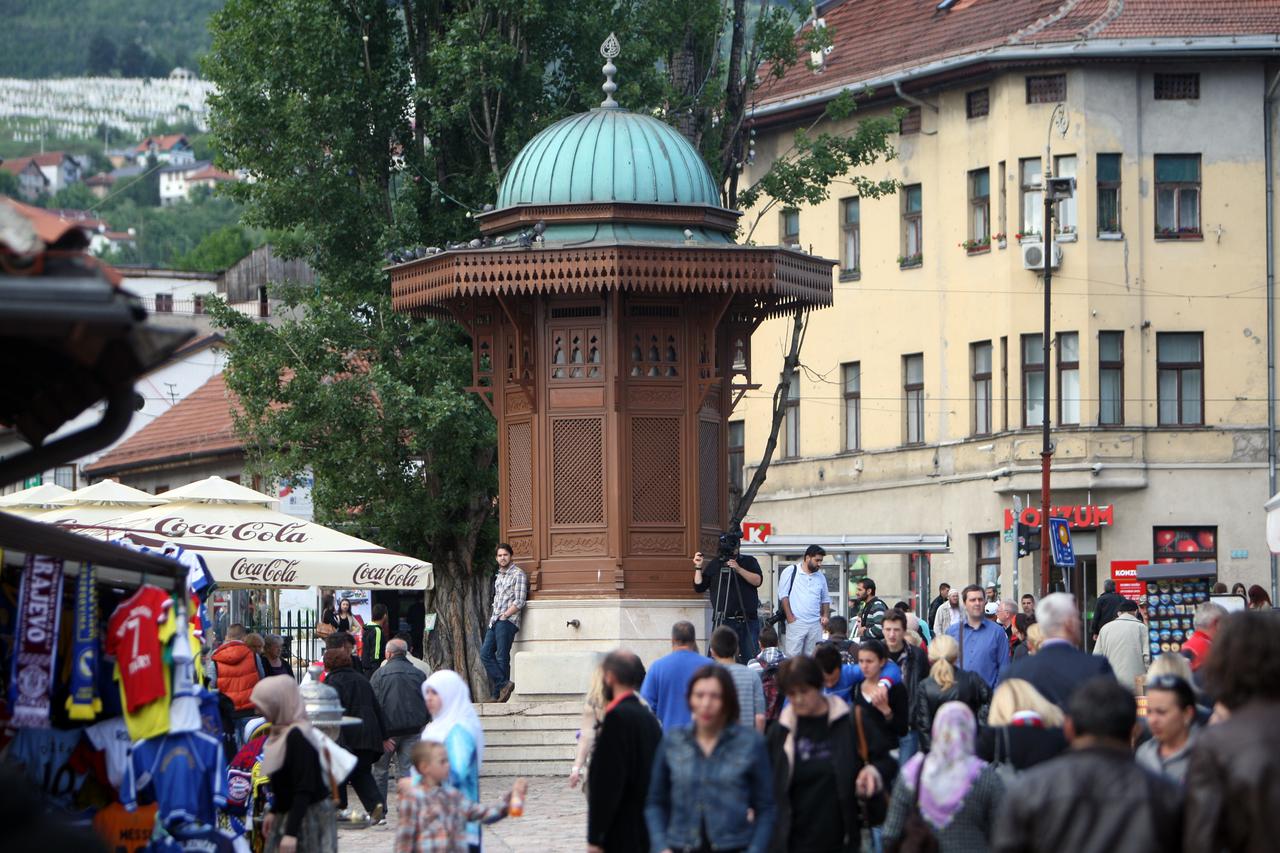 24.05.2013.,Sarajevo, Bosna i Hercegovina - Bascarsija, povijesni i kulturni centar grada, s brojnim trgovinama zanatlija, restoranima i cevabdzinicama. Photo: Dalibor Urukalovic/PIXSELL