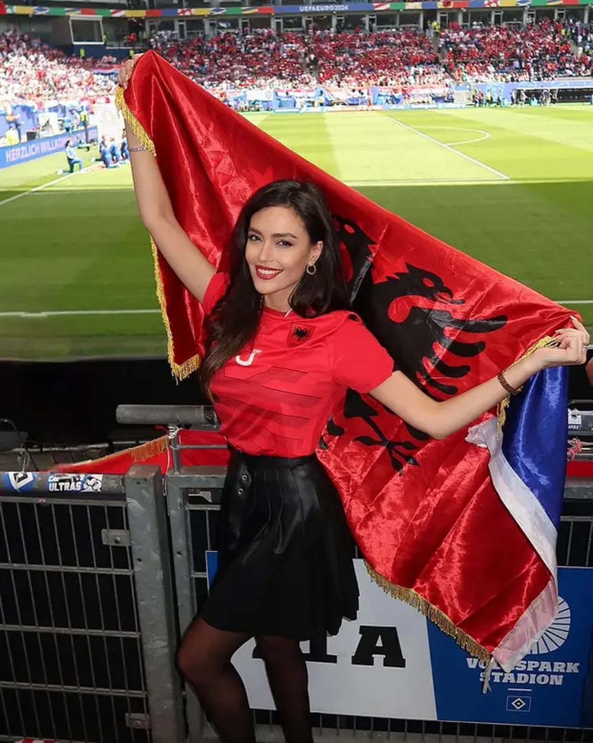 U Albaniji Murati je poznata voditeljica i glumica. Rođenja u svibnju 1995. godine, u albanskom gradu Elbasanu, rado je viđeno lice na tamošnjoj televiziji Tring TV gdje vodi emisiju o Ligi prvaka. Na Instagramu je prati više od milijun ljudi, a na televiziji se počela pojavljivati otkako je napunila 18 godina.