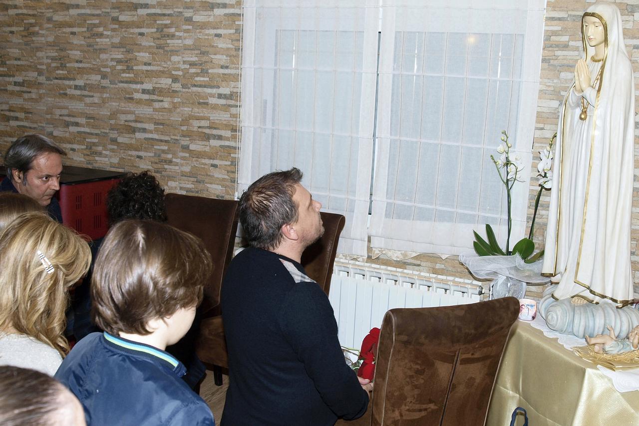 Vidjelac  Jakov tijekom ukazanja Gospe kraljice mira u njegovoj obiteljskopj kući u Bijakovićima. Medjugorje,26.12.2016.Snimio:Marijan Sivrić