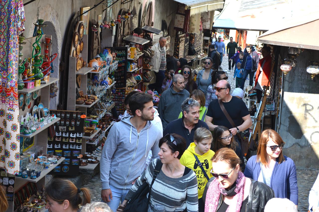 Zbog turističke sezone koja je ove godine uranila u Mostaru i velikog broja posjetitelja stare gradske jezgre, info pultovi koji se otvaraju inače prvog svibnja, ove godine će biti instalirani mjesec ranije ( D.Maric - Anadolu Agency )