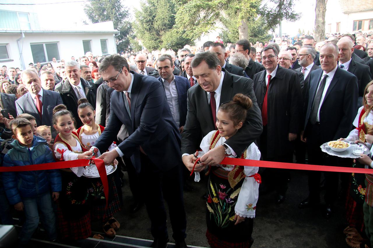 ШАМАЦ, 30. ЈАНУАРА /СРНА/ -  Предсједник Републике Српске Милорад Додик и предсједник Владе Србије Александар Вучић свечано су данас отворили новоизграђену Основну школу 