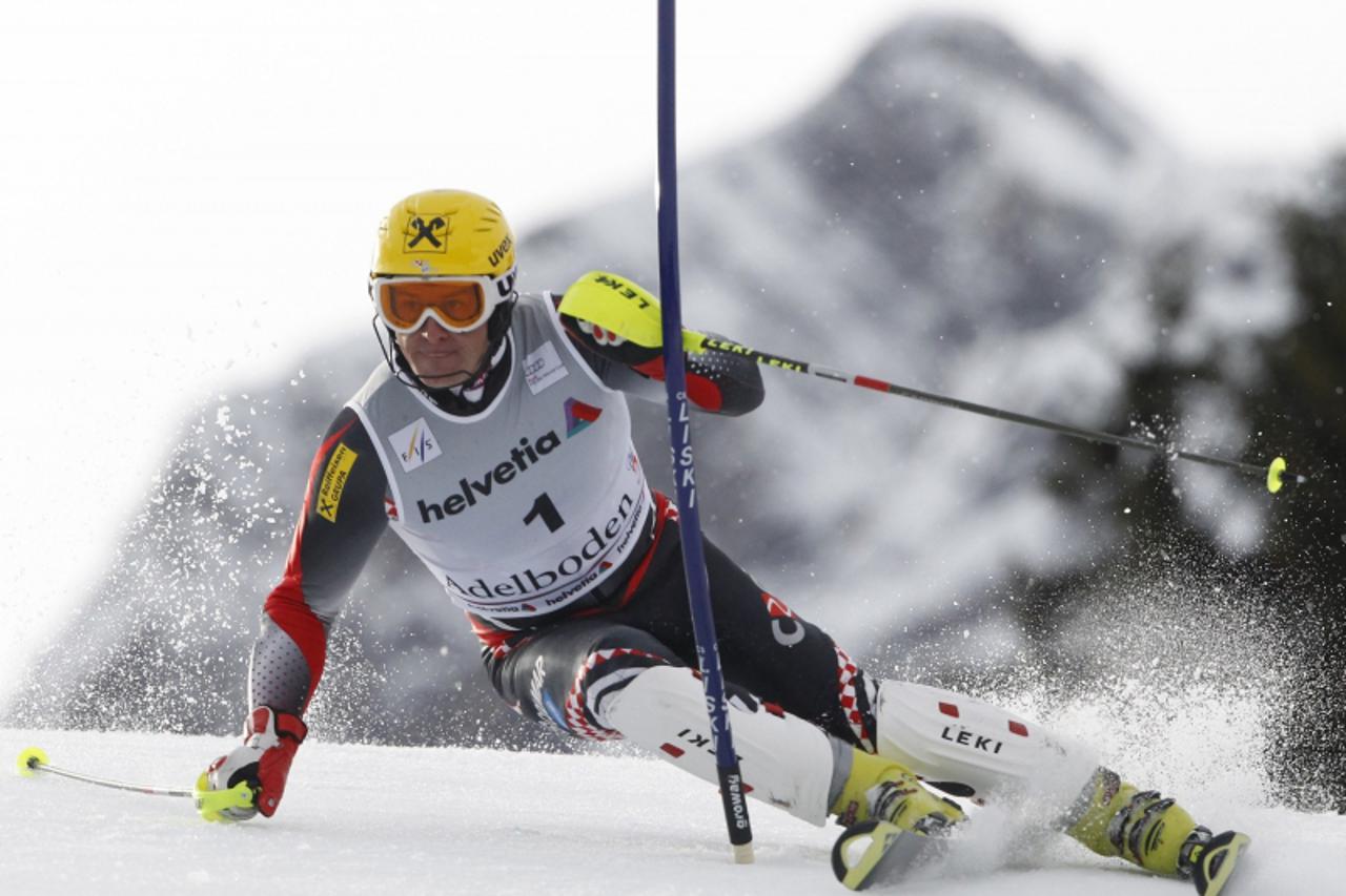 \'Ivica Kostelic of Croatia clears a gate during the first run of the men\'s alpine skiing World Cup Slalom race in Adelboden January 9, 2011. REUTERS/Michael Buholzer  (SWITZERLAND - Tags: SPORT SKII