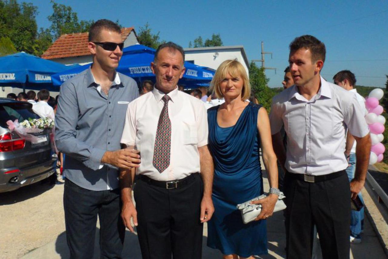 Jure sa zenom i dvojicom sinova