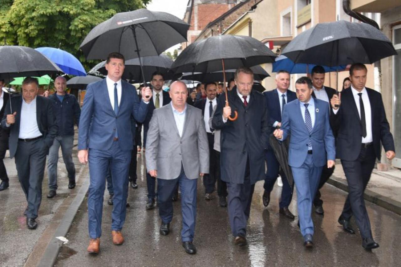 Hakanović se nalazi lijevo do čelnika SDA Bakira Izetbegovića