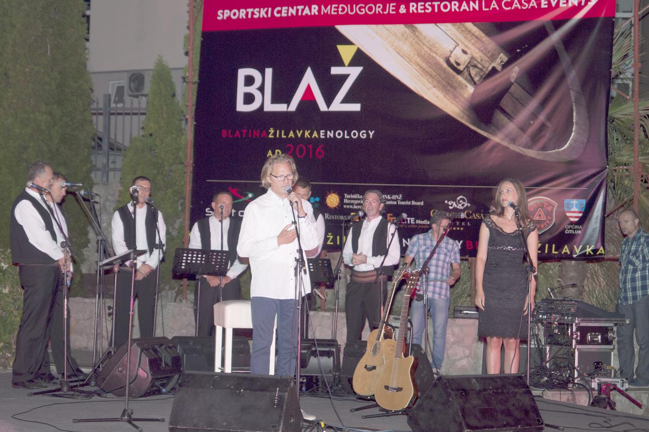 Na susretu festivana vina Blaž 2016..nastupio Tedi Spalato . Snimio:Marijan Sivrić                Na susretu feativala vina nastupio je Ttedi Spalato. Medjugorje, 05.09.2016.Snimio:Marijan Sivrić 