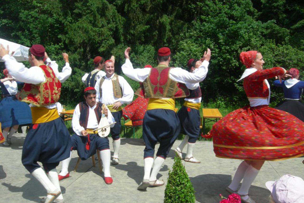 Vecer folklora
