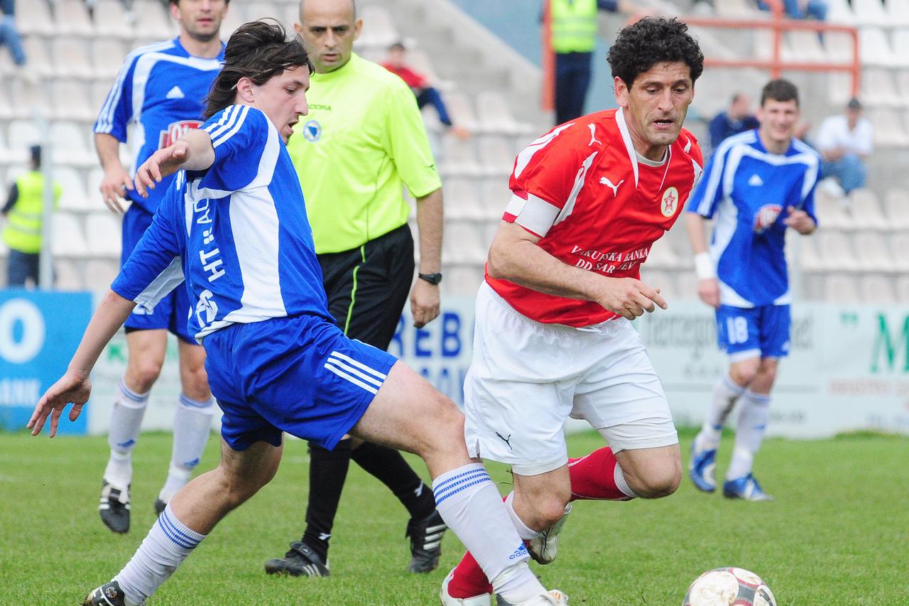 5.04.2009., Mostar - Premier Liga BiH, susret Veleza i Orasja. Adis Obad prolazi Mladena Filipovica. Photo: Stojan Lasic/Vecernji list