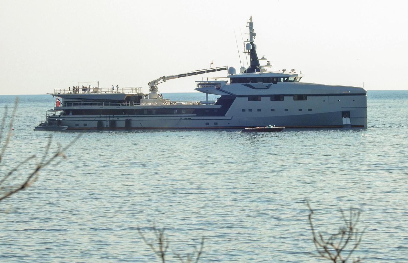 Dok cijeli svijet odbrojava dane do vjenčanja godine, njegovi glavni akteri, osnivač Amazona Jeff Bezos i njegova partnerica Lauren Sanchez uživaju na Jadranu.