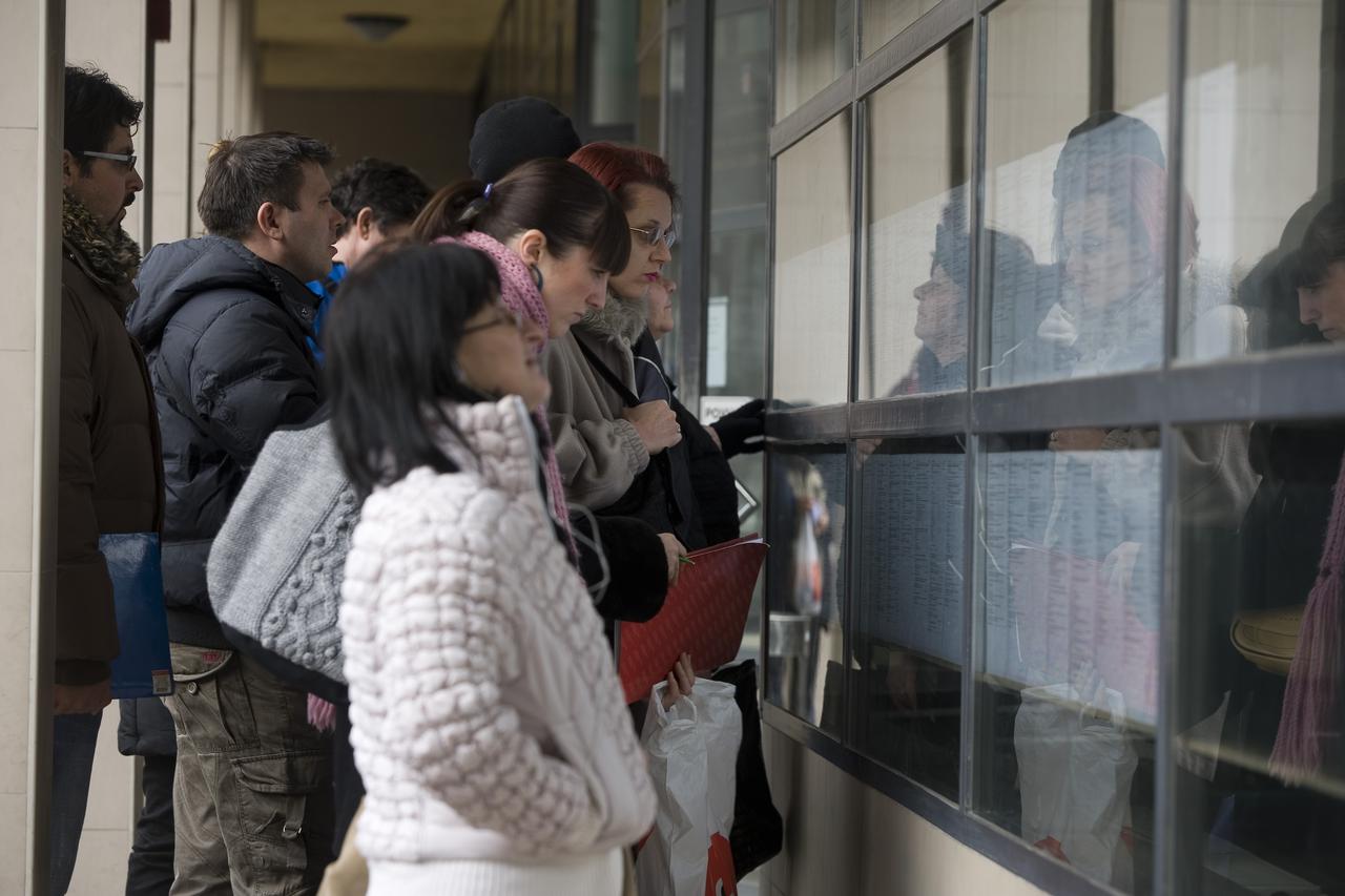 Zagreb, 070111. Hrvatski zavod za zaposljavanje. Prizor iz vana dok nezaposleni pregledavaju oglase. Foto: Darko Tomas / CROPIX