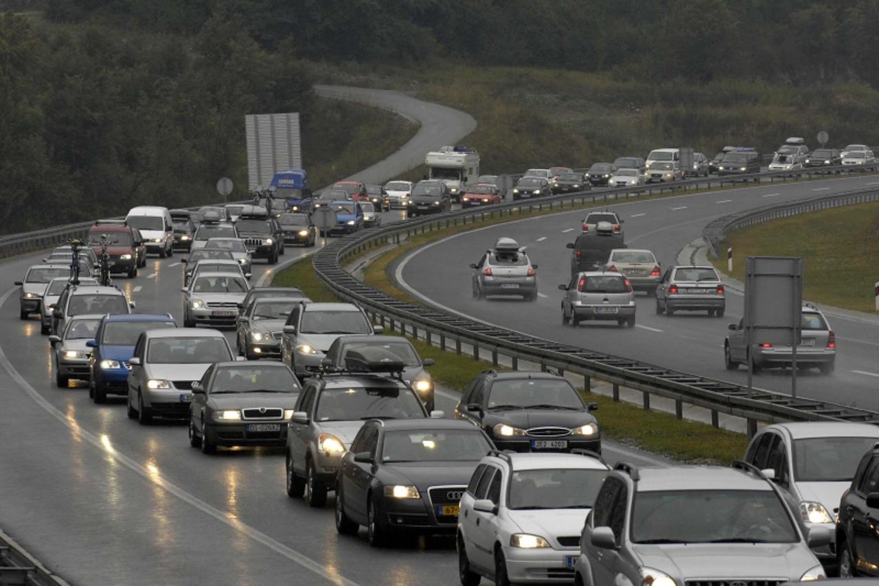 'za unu....11. 08. 2007. autoput zagreb-split kod male kapele/ kolona u smjeru mora snimio: zeljko hladika'