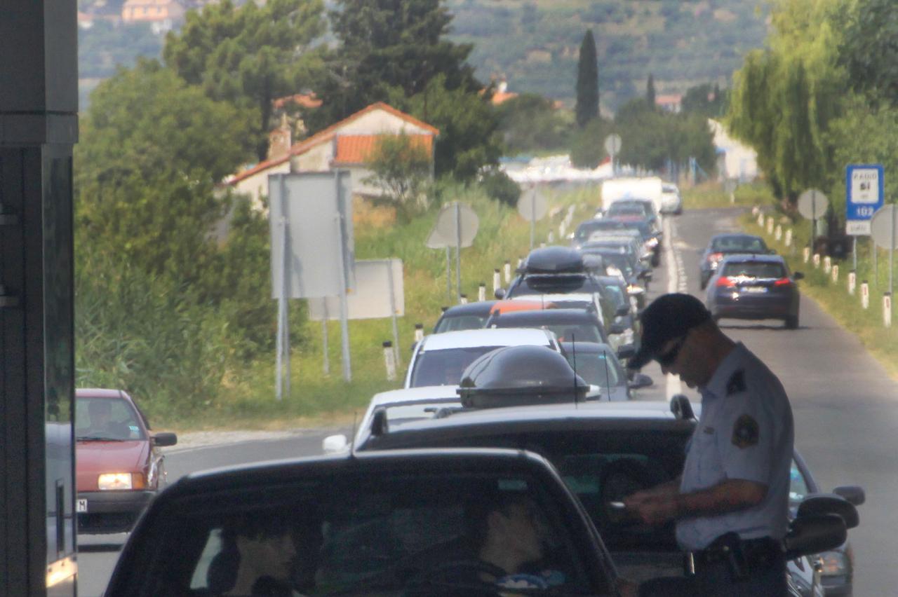 13.07.2013., Buje - Tijekom cijeloga dana na granicnim prijelazima Kastel i Plovanija bio je pojacan promet ulaska u Hrvatsku, te su se tako povremeno stvarale kolone i do 10 kilometara iz pravca Kopra prema  nasoj granici.  Photo: Dusko Marusic/PIXSELL