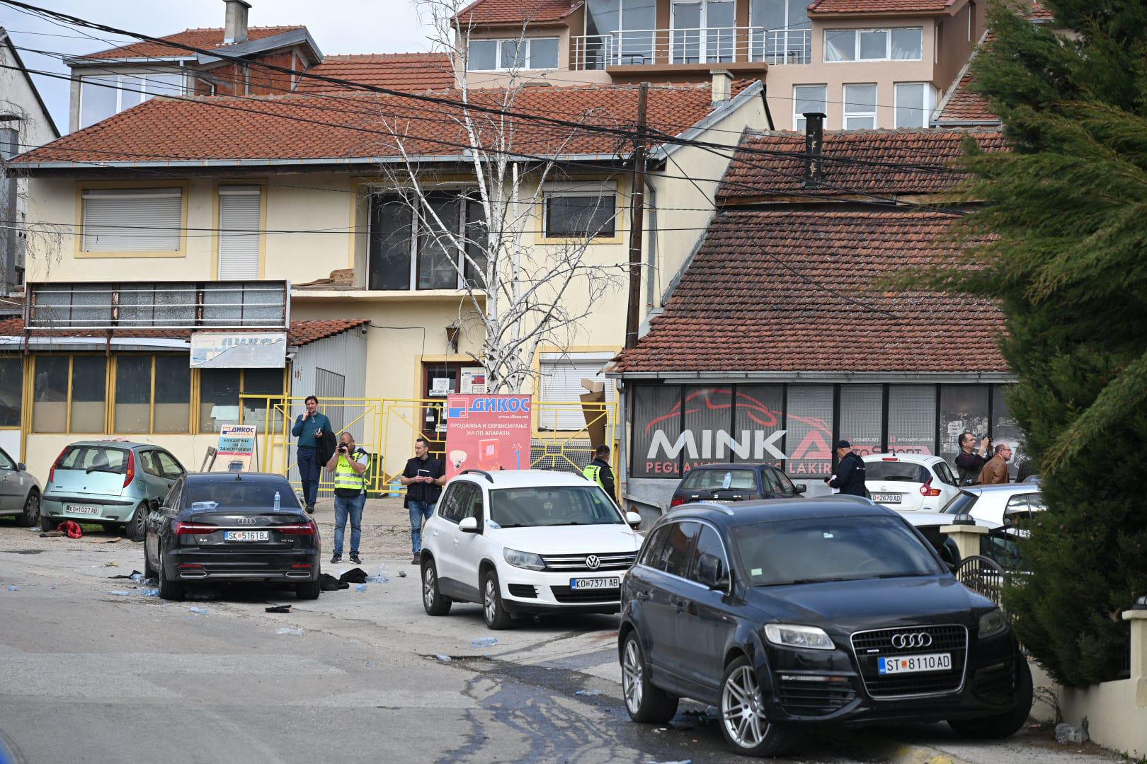 Sama zgrada u koju je došlo 1500 ljudi na koncert izgledom posjeća na običnu kuću, a neki od prozora su i zabarikadirani.
