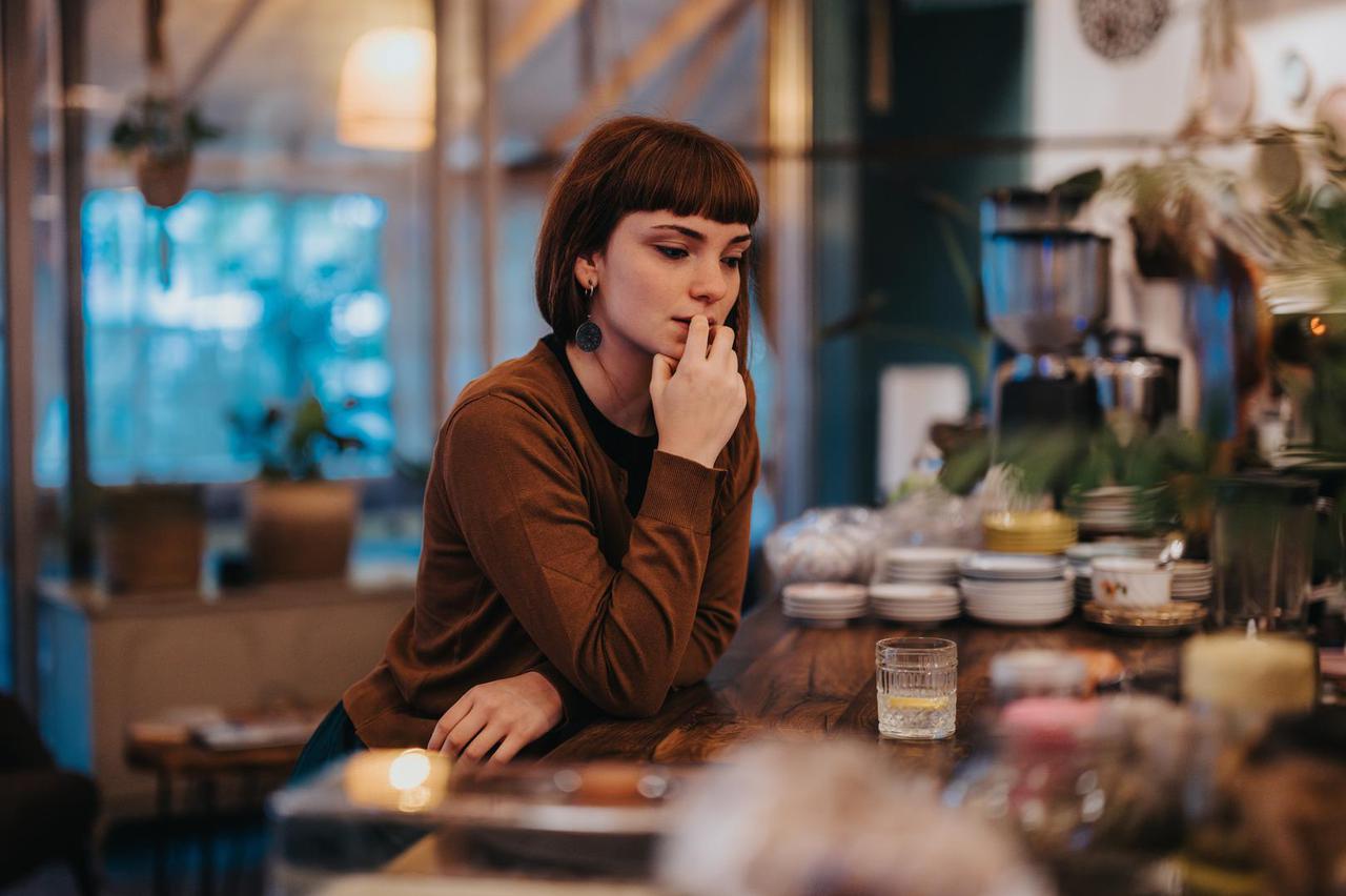 razmišljati, zamišljeno