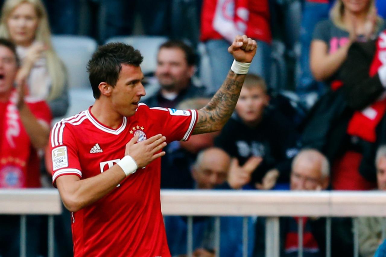 'Mario Mandzukic of FC Bayern Munich celebrates during their German first division Bundesliga soccer match against Hertha Berlin in Munich October 26, 2013.  REUTERS/Michael Dalder (GERMANY - Tags: SP