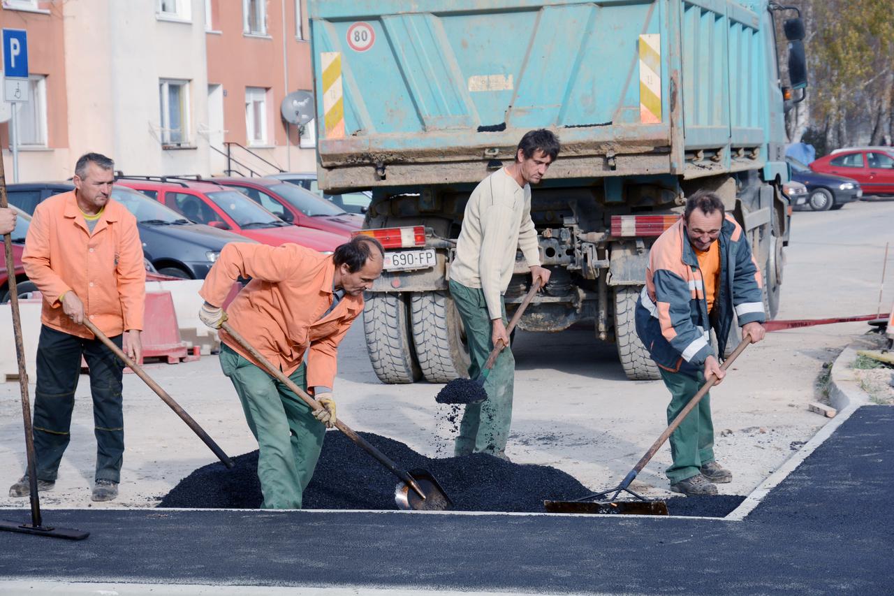 20.11.2015., Sisak - Radnici Cesta Sisak uzurbano rade u Bakranovoj ulici kako bi prije najavljenog pogorsanja vremenskih prilika napravili sto vise posla. Photo:Nikola Cutuk/PIXSELL