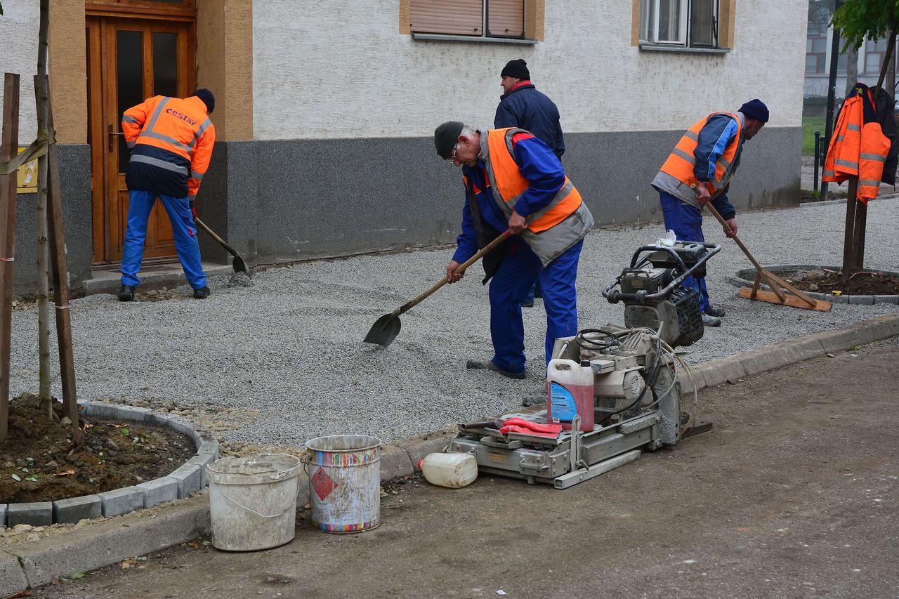 15.12.2015., Slavonski Brod - Unatoc hladnoci radnici Cestara zure kako bi do blagdana dovrsili radove na uredjenju nogostupa na slavonskobrodskom Trgu pobjede. Photo: Ivica Galovic/ PIXSELL