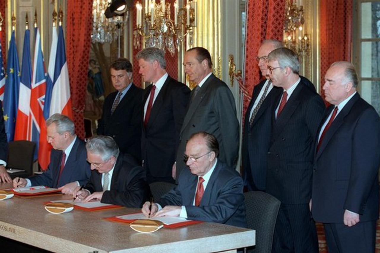 From left background : Spanish Prime Minister Felipe Gonzalez, US President Bill Clinton, French President Jacques Chirac, German Chancellor Helmut Kohl, British Prime Minister John Major and Russian Premier Victor Chernomyrdin, from left front Serbian Pr
