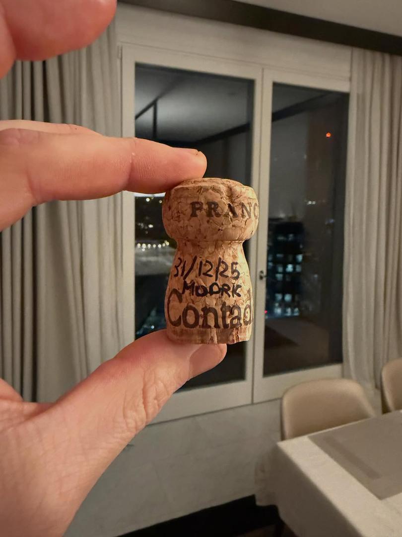 Modrić i njegova obitelj uživaju u prostoru dizajniranom za praktičnost, funkcionalnost i svakodnevno korištenje, s kuhinjskim otokom kao središnjim dijelom doma. 