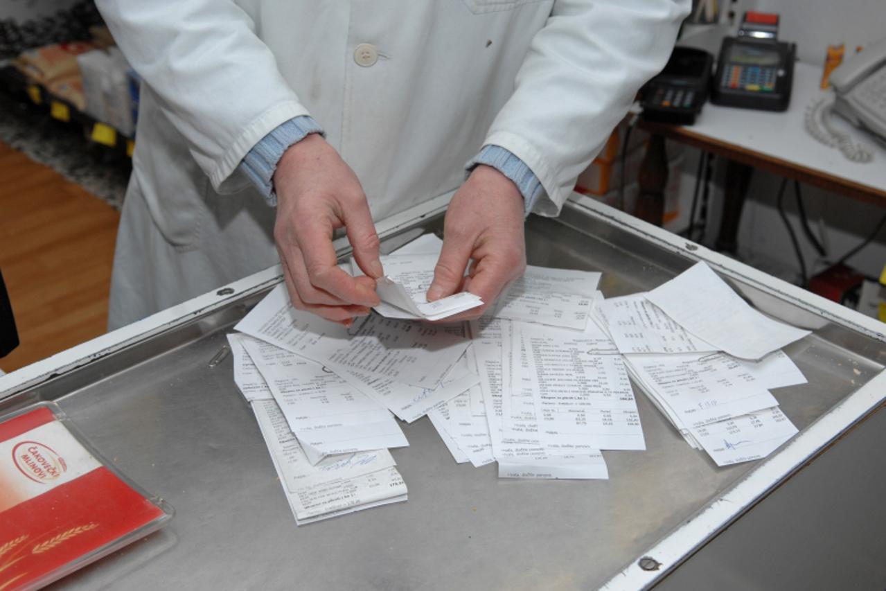 '16.02.2011. Trgovina mjesovitom robom Veronika, Jazvine - Zbog malih mirovina lokalni umirovljenici uglavnom kupuju zivezne namirnice na dug. Prodavacica u kasi ima na desetke nepodmirenih racuna. P