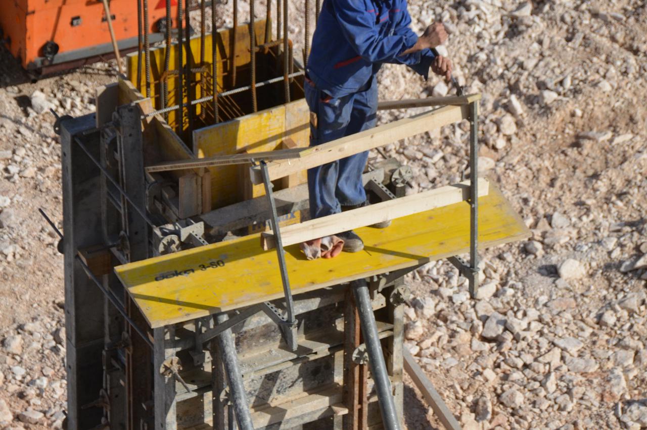 30.03.2015., Pula - Na gradilistu nove bolnice koja se gradi uz staru bolnicu svakim je danom sve zivlje. Vec se naziru obrisi novog velikog parkiralista, radi se na iskopima i betoniranju temelja zgrade, a strojevi ne staju do kasno u vecer.   Photo: Dus