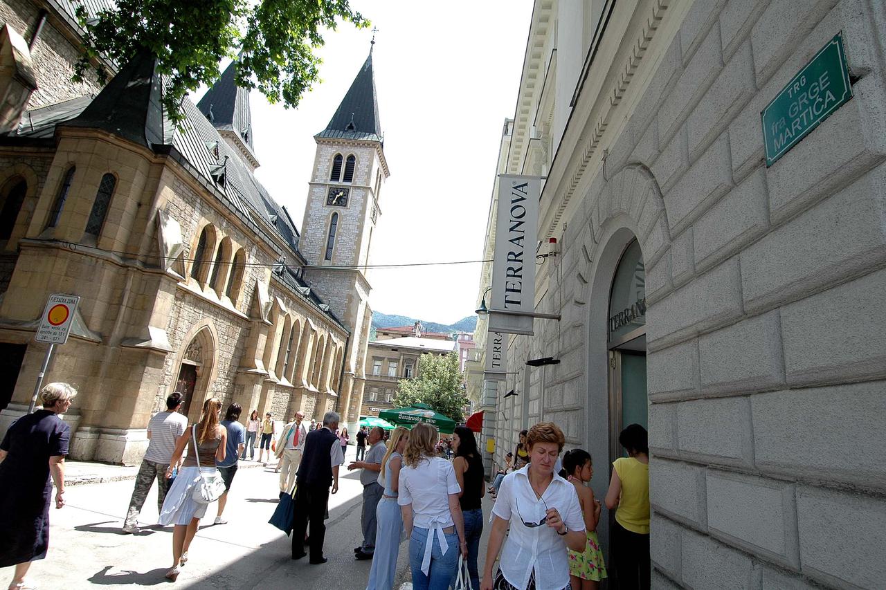 BIH , 19.06.2007. , SARAJEVO , TRG FRA GRGE MARTICA) BOCNE ULICE OKO KATEDRALA) I SARAJEVSKA KATEDRALA ISPRED KOJE SE PLANIRA URADITI SPOMENIK SVETOM OCU IVANU PAVLU II FOTO ZVONIMIR CORIC