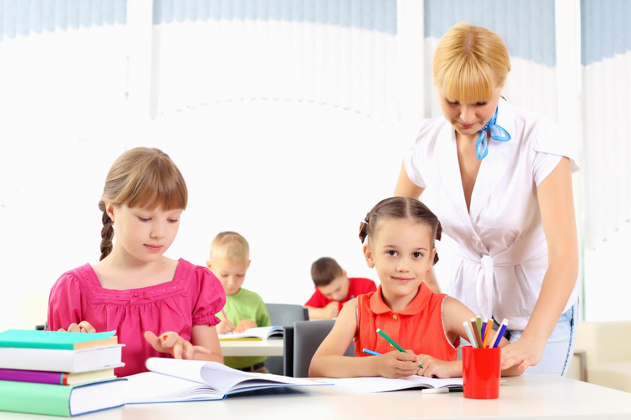 teacher makes the lessons with their children in school.