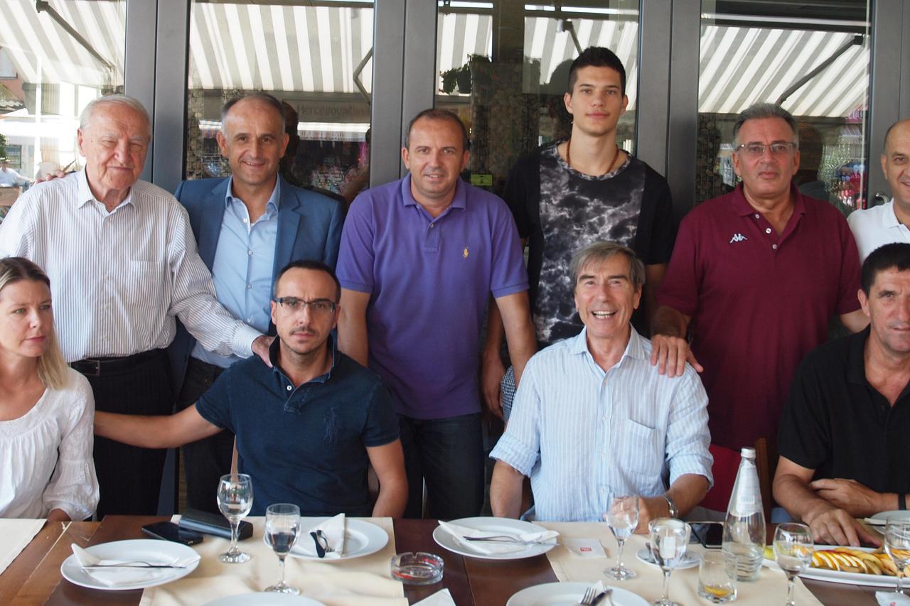 Sportski direktor Barcelona Ariedo Braida u društvu menažera Marka i oca Predraga Naletilici, talijanskog novinara Massima Franchija Zvone Bljajića,i Mate Lončara i braća Vasilj Jure i Mario. Medjugorje,02.08.2015.Snimio:Marijan Sivrić    