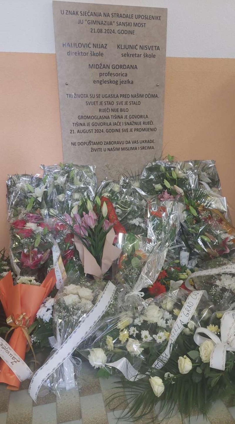 spomen-ploča Gimnazija u Sanskom mostu