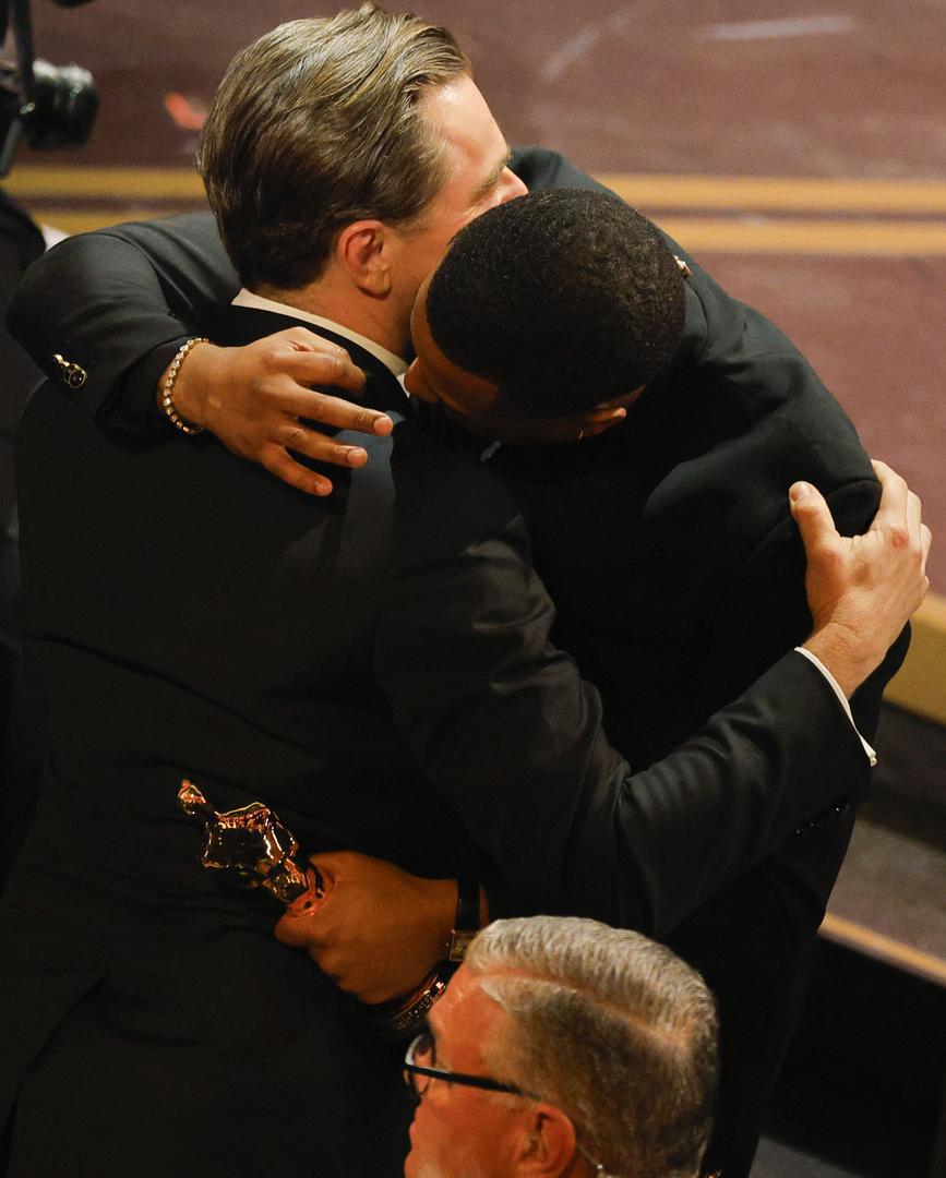 Posljednji put kada je DiCaprio na Oscare poveo partnericu bilo je 2020. godine, kada mu je pratnja bila Camila Morrone. Holivudski zavodnik također je na dodjeli 2005. godine pod ruku vodio tadašnju djevojku Gisele Bündchen.
