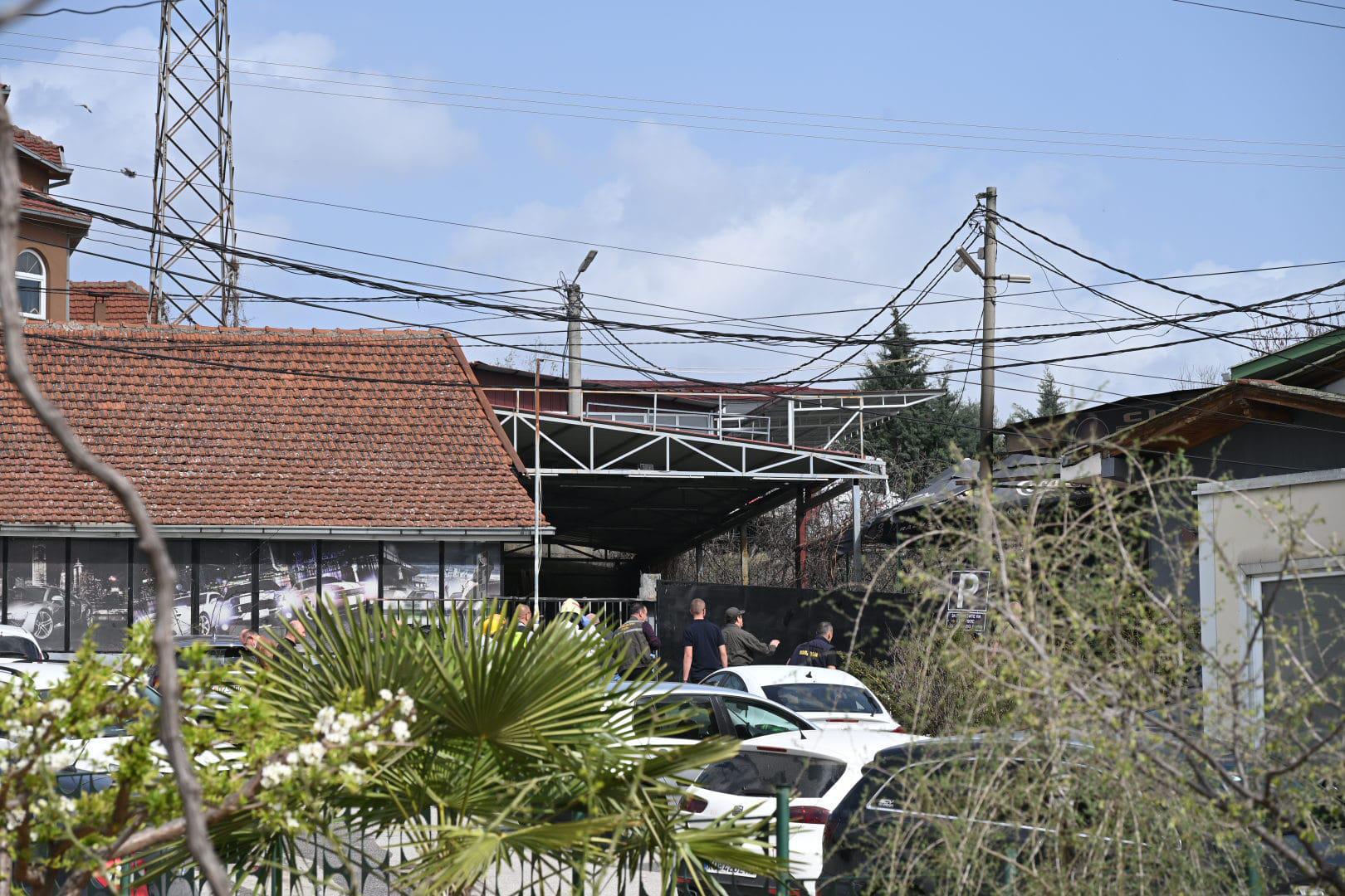 Do požara je navodno došlo tako što su prskalice zapalile zapalile jedan od reflektora pa se buktinja zatim proširila na plafon kluba. Glavni pjevač je vikao publici da izađu van, a trenutno se nalazi u bolnici jer je zadobio opekline lica.