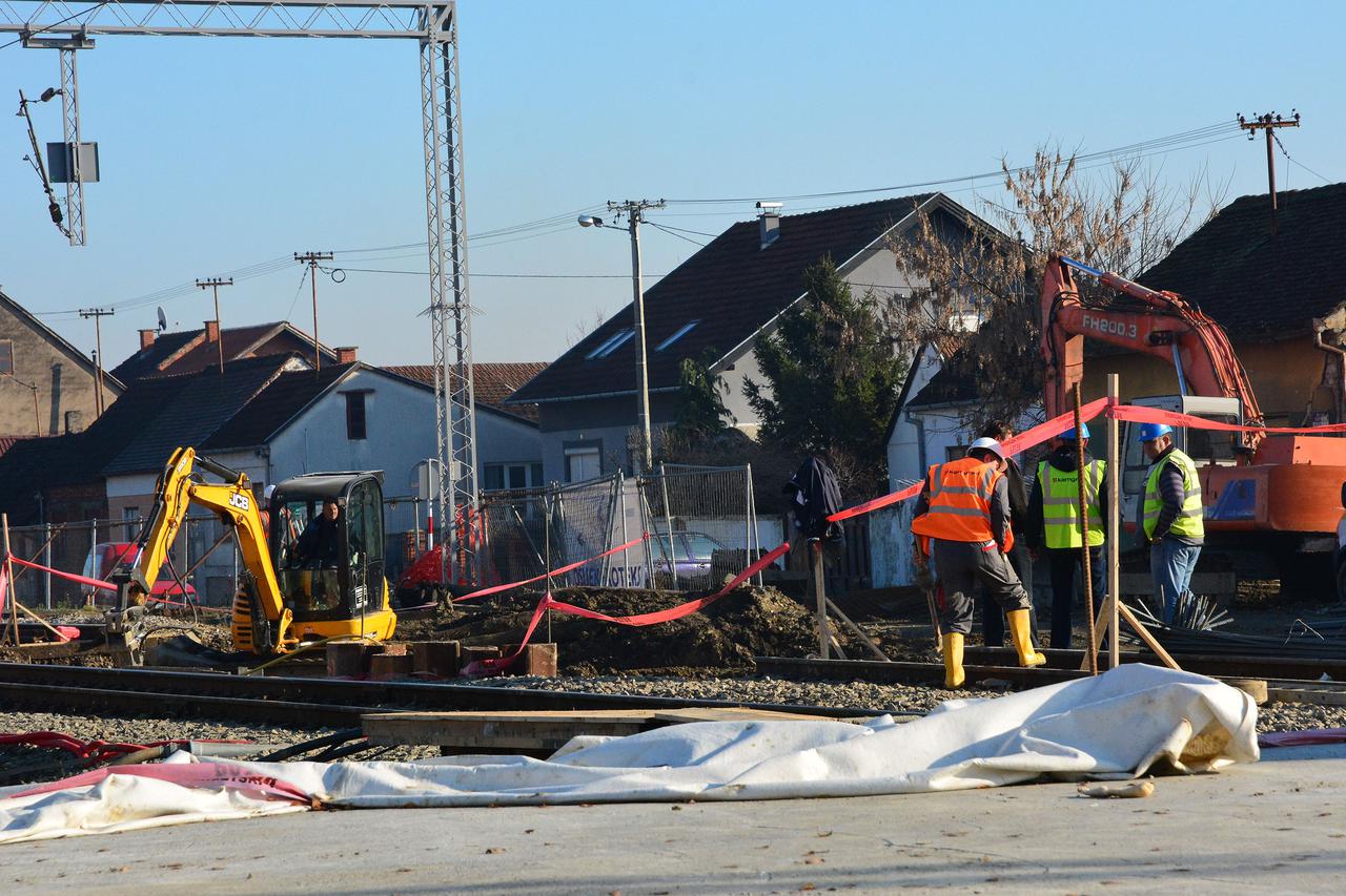 03.12.2015., Slavonski Brod - Na gradilistu novog podvoznjaka ispod zeljeznicke pruge u Osjeckoj ulici u tijeku je prokop glavnog profila cijevi podvoznjaka sa sjeverne strane u duzini do dvadesetak metara. Zbor radova je posebno reguliran i djelomicno us