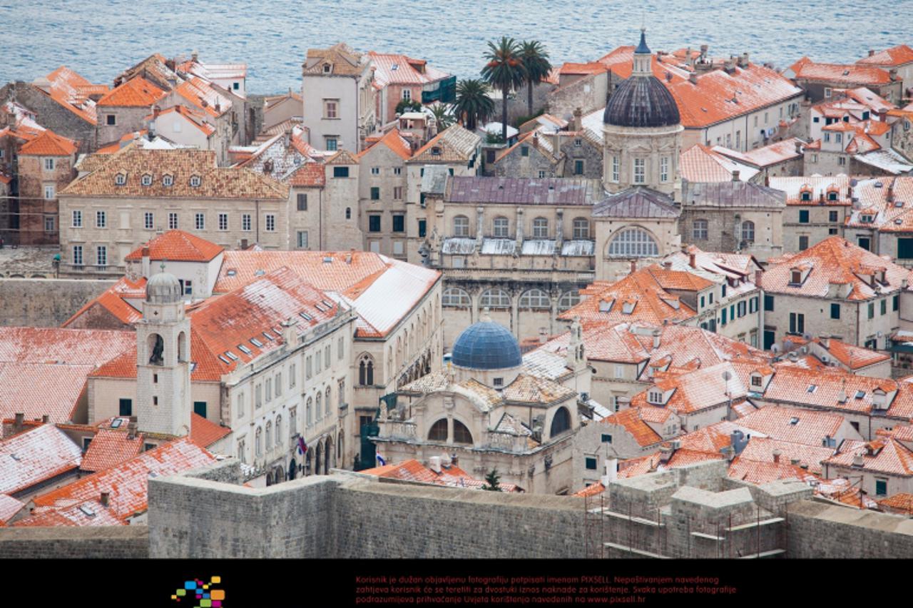 '10.02.2012.,Dubrovnik - Prvi snijeg koji je u Gradu pao jucer navecer vec se rastopio tako da gradjani nisu imali puno posla s ciscenjem ulica.  Photo: Grgo Jelavic/PIXSELL'