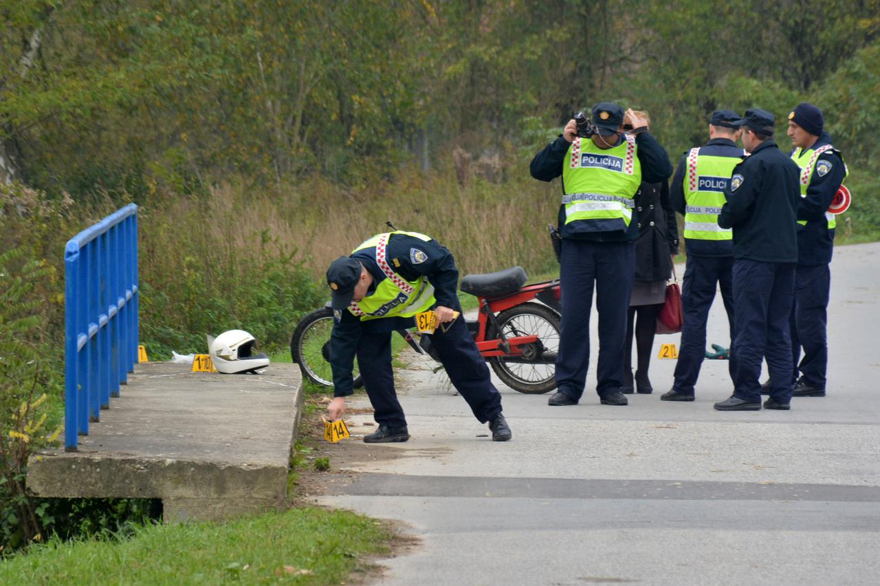 23.10.2015., Bjelovar, Predavac - Poginuo vozac mopeda u selu Predavac pokraj Bjelovara. Do nesrece je doslo u jutarnjim satima, oko 8.30 h, kada je prema nesluzbenim podacima vozac mopeda izgubio kontrolu i zabio se u ogradu mosta, te je pri padu od zado